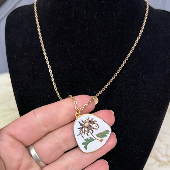 Vintage Cloisonné Floral Enamel Pendant Necklace White with Gold Tone Chain - Picture 8 of 8